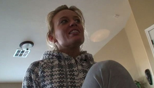 Pornobild Schöne blonde Milf Holly Wellin im wirklichen Leben vor der Kamera aufgenommen