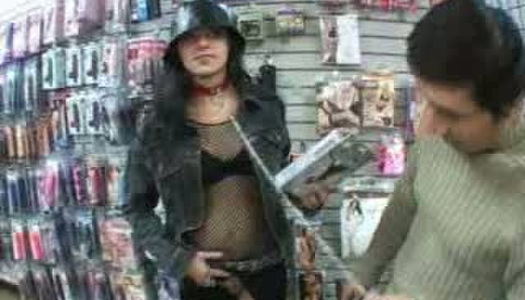 Pornobild Die schmutzige Amateur-Brünette Daisy ist für andere Männer an der Leine