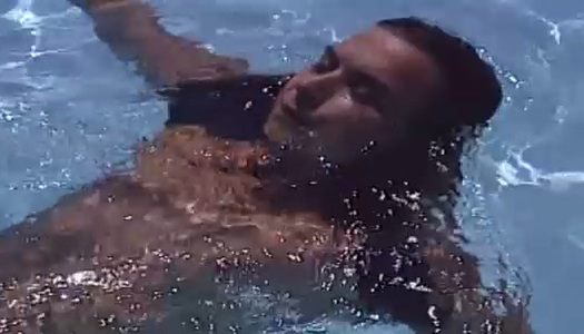 Pornobild Makellose Rothaarige zieht sich verführerisch aus und badet nackt im Pool