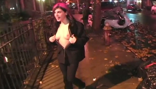 Pornobild Das lustvolle Emo-Küken Joanna Angel zeigt ihre Brüste für ein Stück Pizza