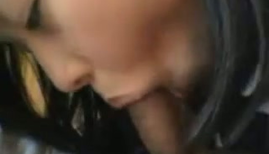 Pornobild Freche japanische Studentin saugt den Schwanz ihres Geliebten wie einen Champion