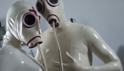 Pornobild Latex-Lesben pissen sich gegenseitig an