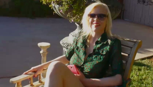 Blasse Blondine gibt Titjob nach rauem Pussy-Fick in Doggy-Pose Porno Bilder