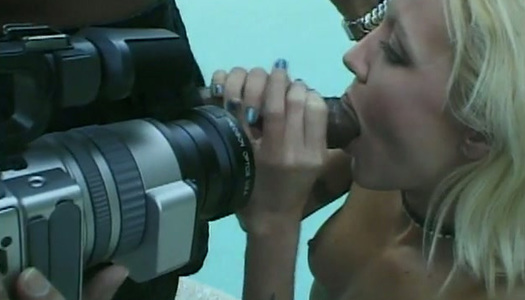 Pornobild Alle natürlichen nicht hübschen blonden Hündin saugt starken Schwanz in der Nähe des Pools