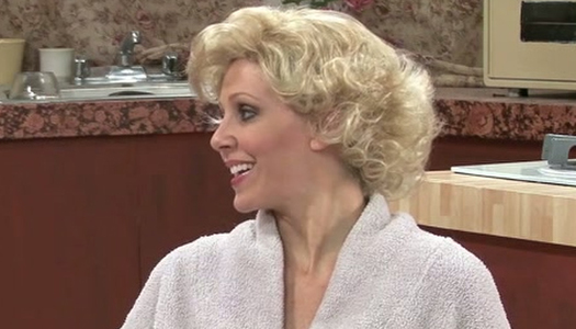 Pornobild Hungrig nach schwanzreifen Hausfrauen, die über gutaussehenden Kerl sabbern