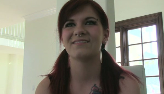 Pornobild Hinter den Kulissen mit versauten rothaarigen Porno-Schlampe