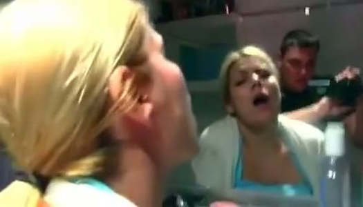 Pornobild Großartig aussehende Blondine mit großen Titten liebt es, Sex vor dem Spiegel zu haben