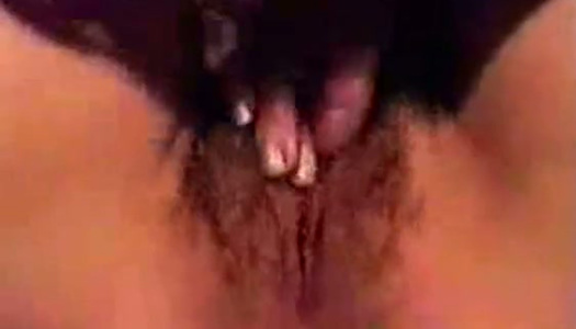 Pornobild Der verwöhnte Kükenfinger schlägt sich wie verrückt und lässt ihren Freund mit ihrer Muschi spielen