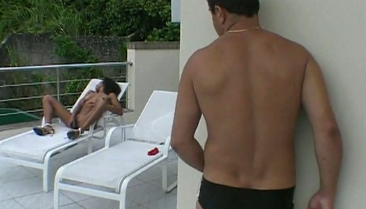 Pornobild Curly schlanke Ebenholz Nymphomanin masturbiert auf Liegestuhl und gibt BJ