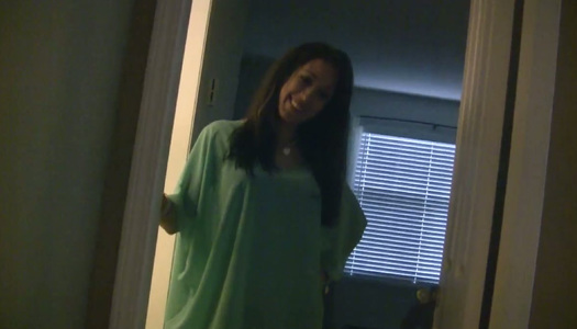 Pornobild Schöne süße heiße und sexy Brünette Bobbi gibt abends Blowjob