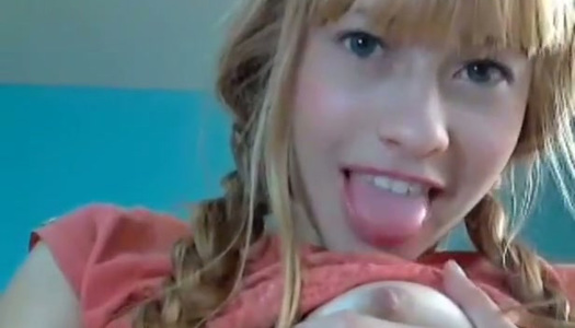 Pornobild Naughty Cutie streichelt ihren appetitlichen Arsch vor einer Webkamera