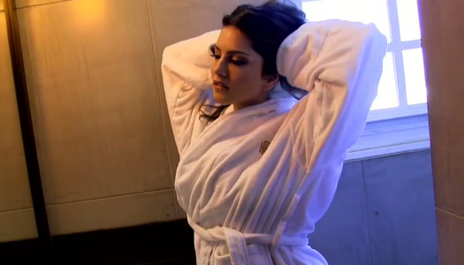 Verdammt sexy Brünette wird das Kleid los, um ihre durchnässte Fotze zu fingern Porno Bilder