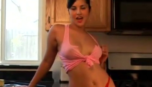 Lewd dralle Brünette in rosa Sachen masturbiert ihre durchnässte Muschi Porno Bilder