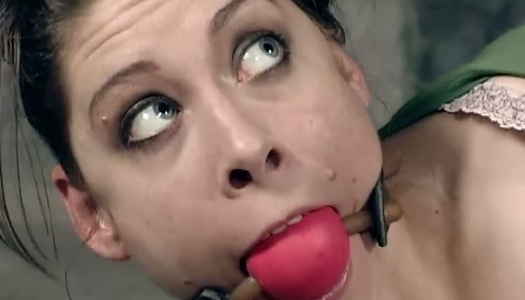 Pornobild Langer Stock bestraft brünettes Küken, das auf dem kalten Boden liegt