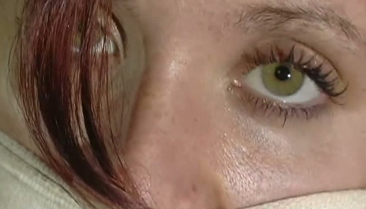 Pornobild Die rothaarige Schauspielerin mit durchbohrten Brustwarzen wird im dunklen Raum verprügelt