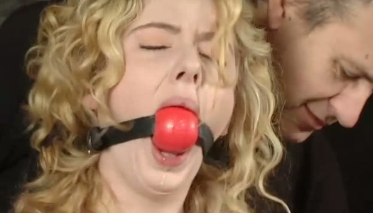 Pornobild Schöne lockige Blondine wird im Keller bestraft