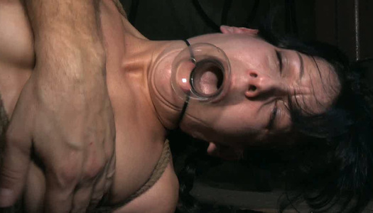 Pornobild Die sexy Brünette wird im dunklen Raum mit Wasserspray gefickt