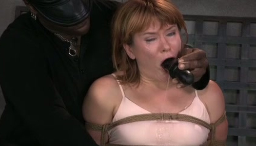 Pornobild BBC Dildo fickt Mund von gefesselten frechen roten Kopf