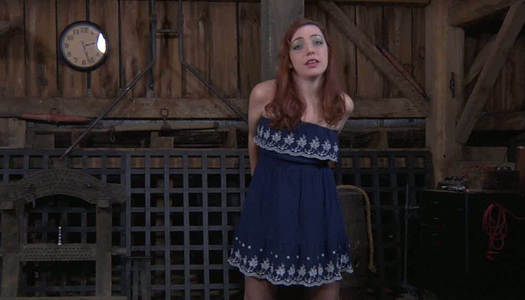 Pornobild Der alte Perverse spielt mit zwei Ingwerküken im gruseligen Raum