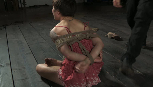 Pornobild Die hartgebundene süße Brünette sitzt auf dem kalten Boden