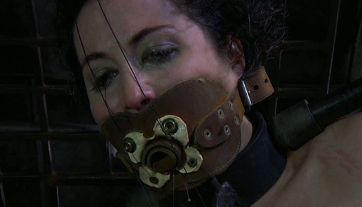 Pornobild Tätowierte Hure wird mit bekleideten Nadeln bestraft