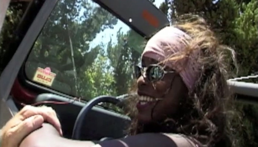 Pornobild Dunkelhäutige Nutte zottelte brutal in einer Hundeposition