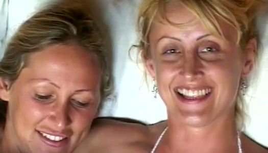 Zwei sexy blonde Lesben haben Spaß im Rollenspiel Porno Bilder