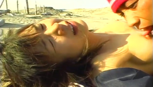 Pornobild Verwöhnter japanischer Teenager, der an einem öffentlichen Strand pisst