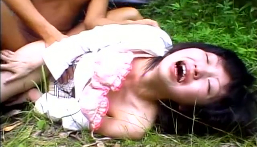 Pornobild Das schmutzige japanische Mädchen schraubte mitten im Wald tief in ihre Fotze