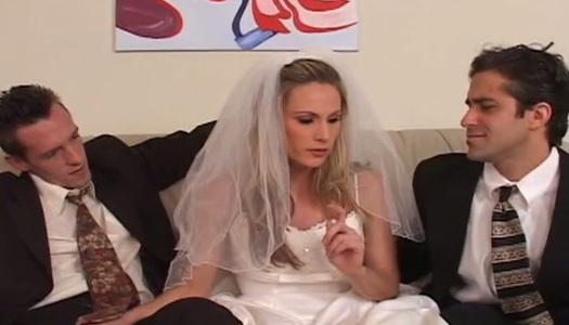 Pornobild Horn-verrückte und cum unersättliche blonde Braut arbeitet an zwei steifen Schwänzen gleichzeitig