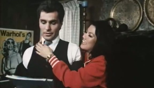 Pornobild Die wundersame klassische brünette Schlampe wird im Missionsstil hart getroffen