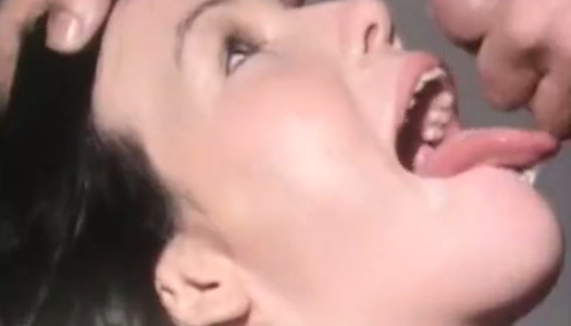 Pornobild Sexy helle und dunkelhaarige schöne Lesben essen sich gerne gegenseitig die Fotzen