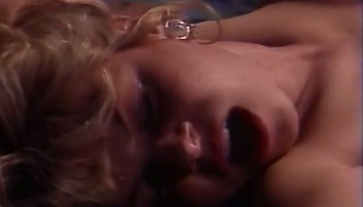 Pornobild Eine atemberaubende klassische Szene mit Kascha, Courtney und Nikki Sinn