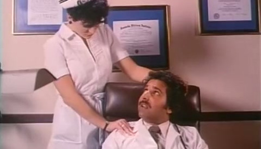 Pornobild Die sexy Krankenschwester reitet mit solcher Leidenschaft den Schwanz ihrer Patientin in Cowgirl-Position