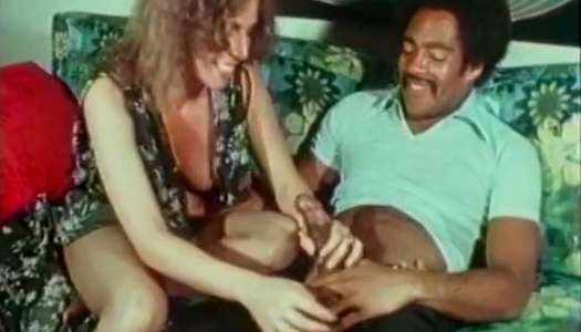 Pornobild Bitchie Vintage Brünette und blonde Huren streicheln ihre Fotzen mit Spielzeug