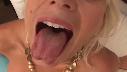 Pornobild Lewd Schlampe mit großen Titten gibt ihrem Mann einen unglaublichen Footjob vor dem Sex