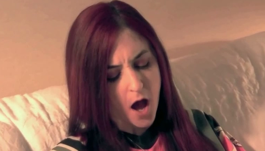 Pornobild Die versaute Rothaarige Ruby neckt gerne ihre eigene Möse mit einem Klitorisvibrator