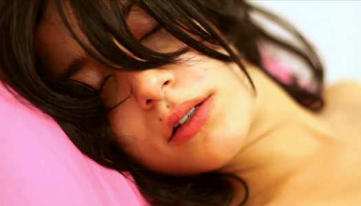 Horn-verrückte BF Fingerficks nass rasierte Muschi von charmanten Brünette Babe Porno Bilder