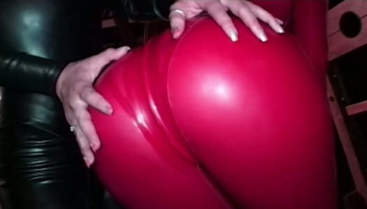 Pornobild Kurvige nuttige blonde und brünette Latexschlampen lutschen köstlichen großen Schwanz