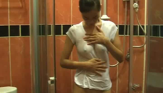 Dünnes und langbeiniges asiatisches Küken duscht und masturbiert Porno Bilder