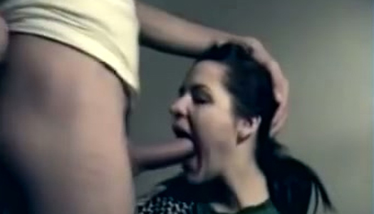 Pornobild Schwarzhaariges hübsches Teen gibt ihrem Kumpel vor der Kamera eine dampfende tiefe Kehle