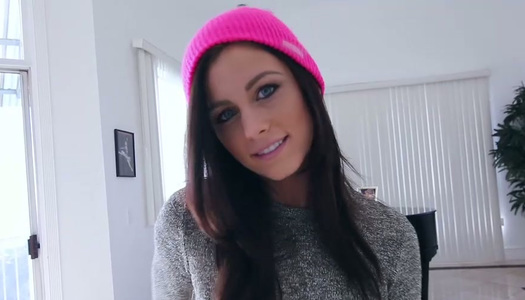 Schöne Brünette Babe in rosa Hut genießt es, köstlichen fetten Schwanz zu blasen Porno Bilder