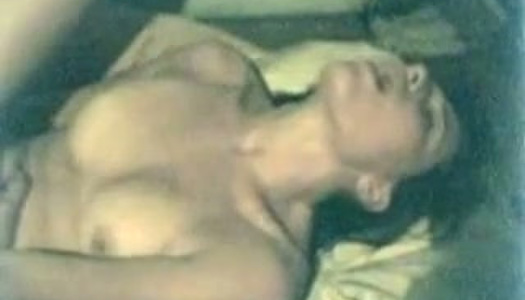 Titless hübsches und blasses brünettes Mädchen bekommt Missionarsstil vor der Kamera gestoßen Porno Bilder