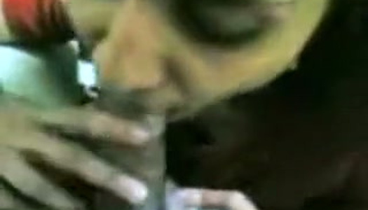 Pornobild Die schmutzige hässliche indische Amateurschlampe ist damit beschäftigt, den Schwanz ihres Mannes zu lutschen