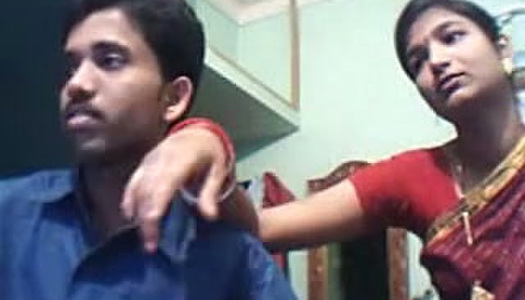 Pornobild Lewd Amateur indische Brünette gal im traditionellen Kleid saugt Kerl Schwanz