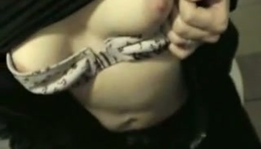 Pornobild Hässliche Amateur Schlampe streichelt harten Schwanz in der Toilette