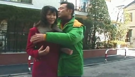 Lewd japanische Brünette blitzt ihren nackten Körper im öffentlichen Einkaufszentrum auf Porno Bilder