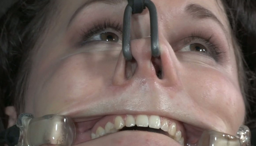 Pornobild Haken in der Nase lassen gefesseltes Küken vor Schmerz stöhnen