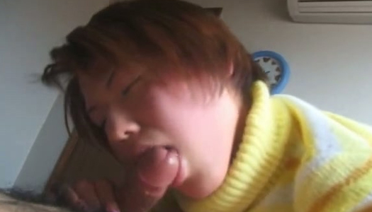 Pornobild Sandy haired whorish Küken saugt kleinen Schwanz ihres Kerls leidenschaftlich