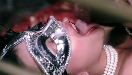 Wunderschöne Babes Spielzeug ficken leidenschaftlich auf Maskerade Party Porno Bilder